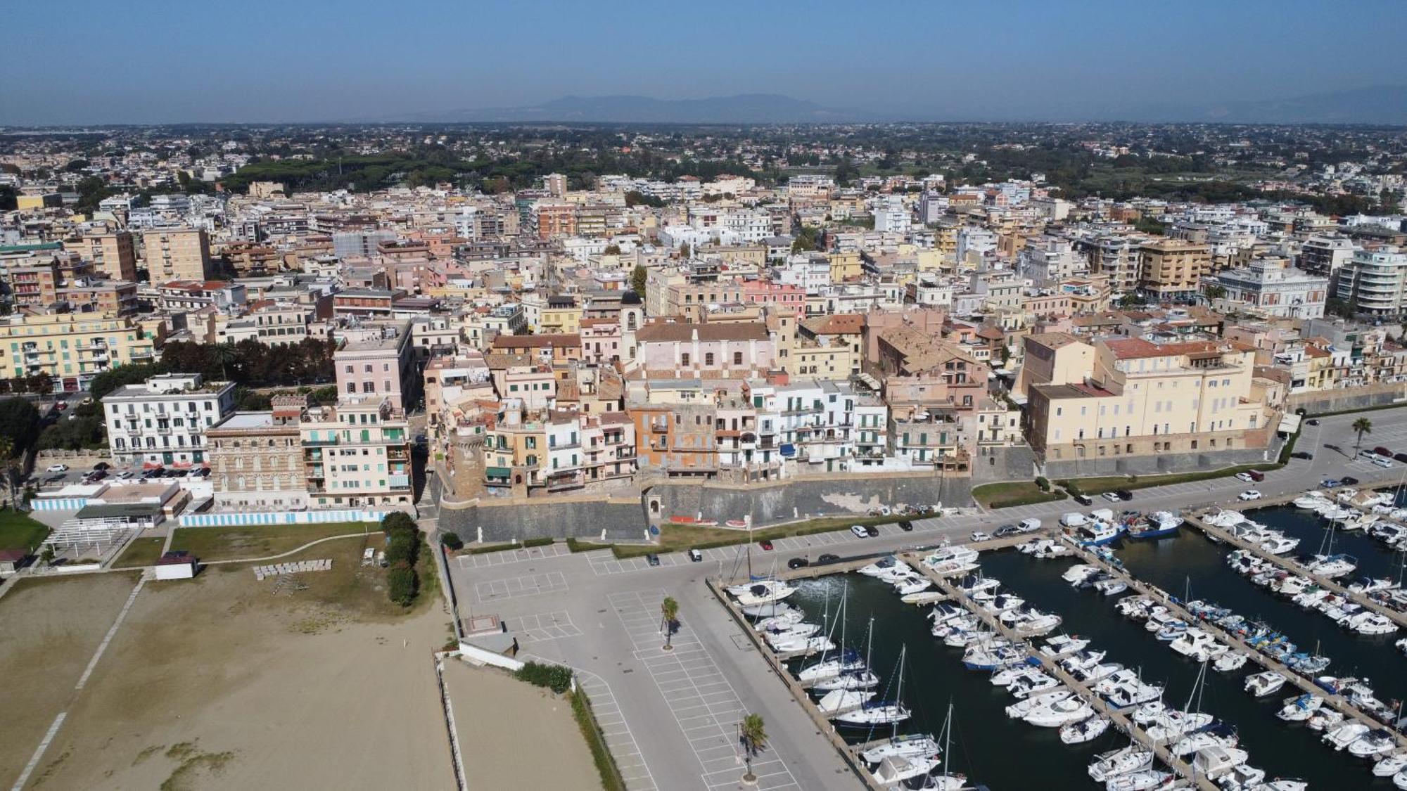 Open Space Centralissimo Nettuno Fronte Porto Екстериор снимка