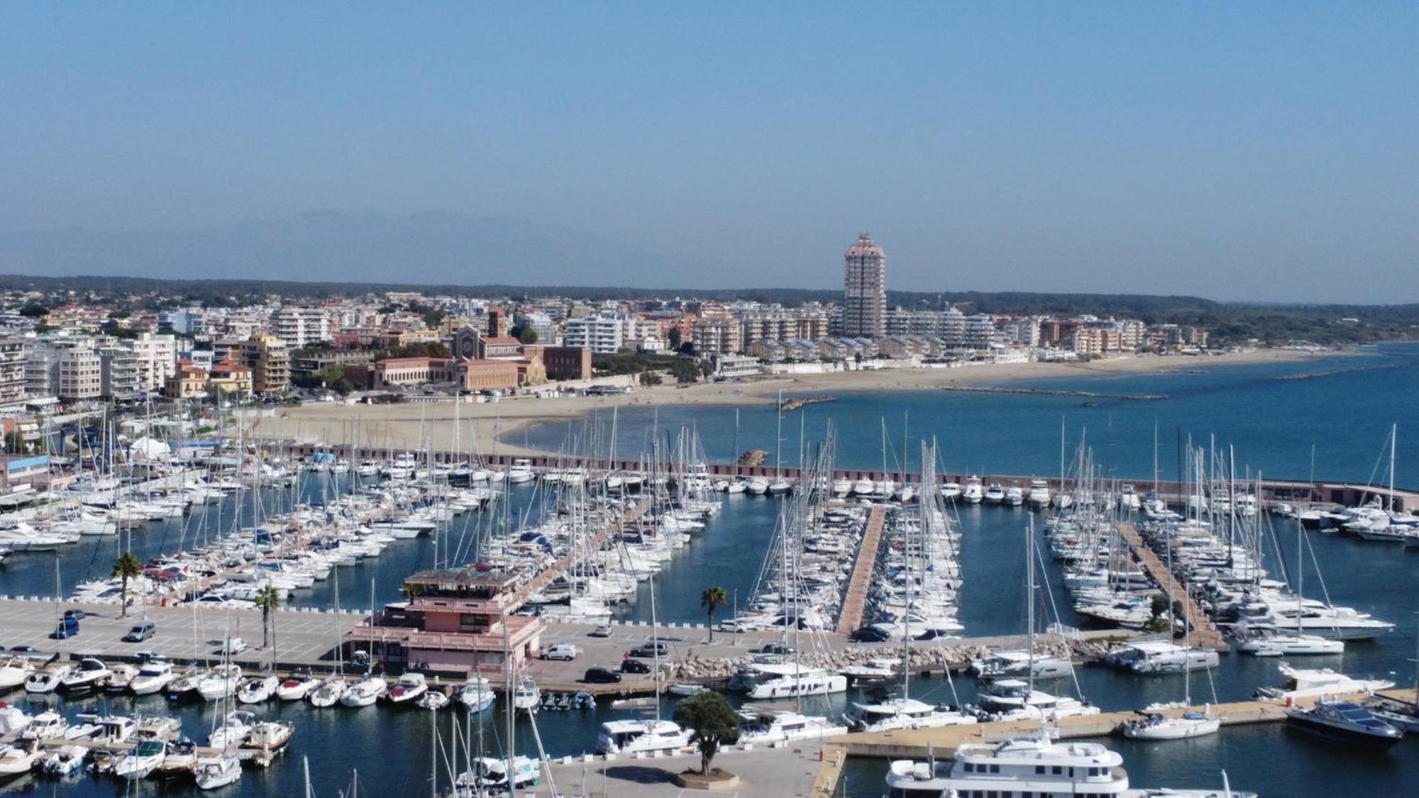 Open Space Centralissimo Nettuno Fronte Porto Екстериор снимка
