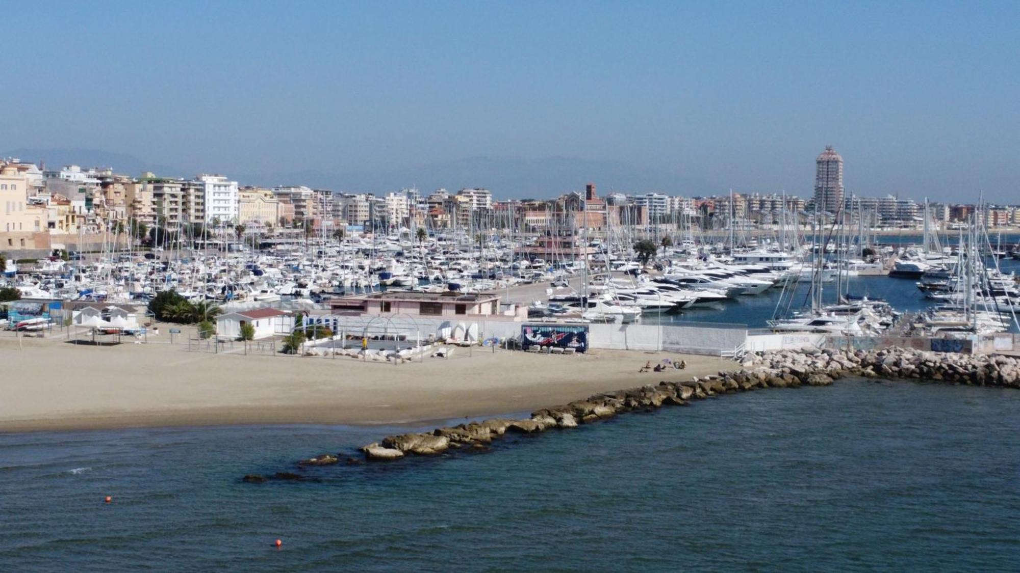 Open Space Centralissimo Nettuno Fronte Porto Екстериор снимка